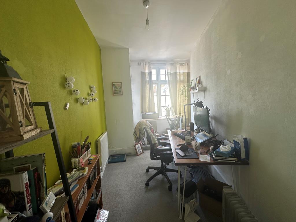 Lot: 49 - THREE-BEDROOM FLAT FOR INVESTMENT - Bedroom three